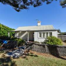 By the Sea Holiday Rentals - Hollys | 7 Lagoon Rd, Beachport SA 5280, Australia