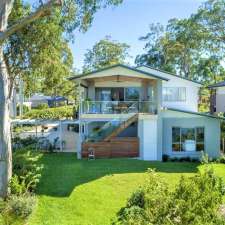 The Lakehouse BnB | 27 Lake Point Way, Murrays Beach NSW 2281, Australia