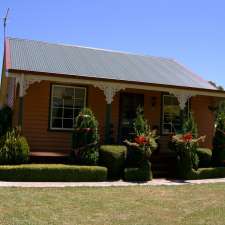 Grand Ole Topiary Cottage Accommodation. | 2/4 Leake St, Railton TAS 7305, Australia