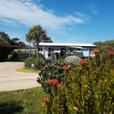 Linger Longer Cottages: Frangipani Cottage Very Vintage The Bird | 53-57 Mentone Rd East, Hayborough SA 5211, Australia