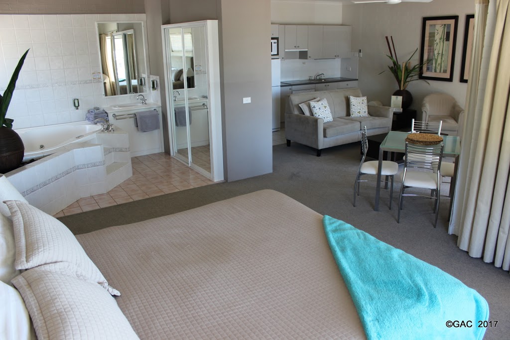 Mollymook Cove Holiday Apartments | lodging | 17 Golf Ave, Mollymook NSW 2539, Australia | 0244541892 OR +61 2 4454 1892