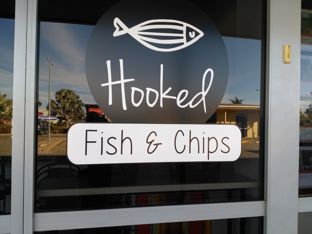 Hooked Fish & Chippery | restaurant | 2 Mayfair Dr, Emerald QLD 4720, Australia | 0749822270 OR +61 7 4982 2270