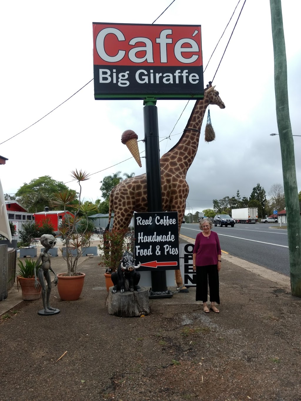 Big Giraffe Cafe | cafe | Bruce Hwy, Bororen QLD 4678, Australia