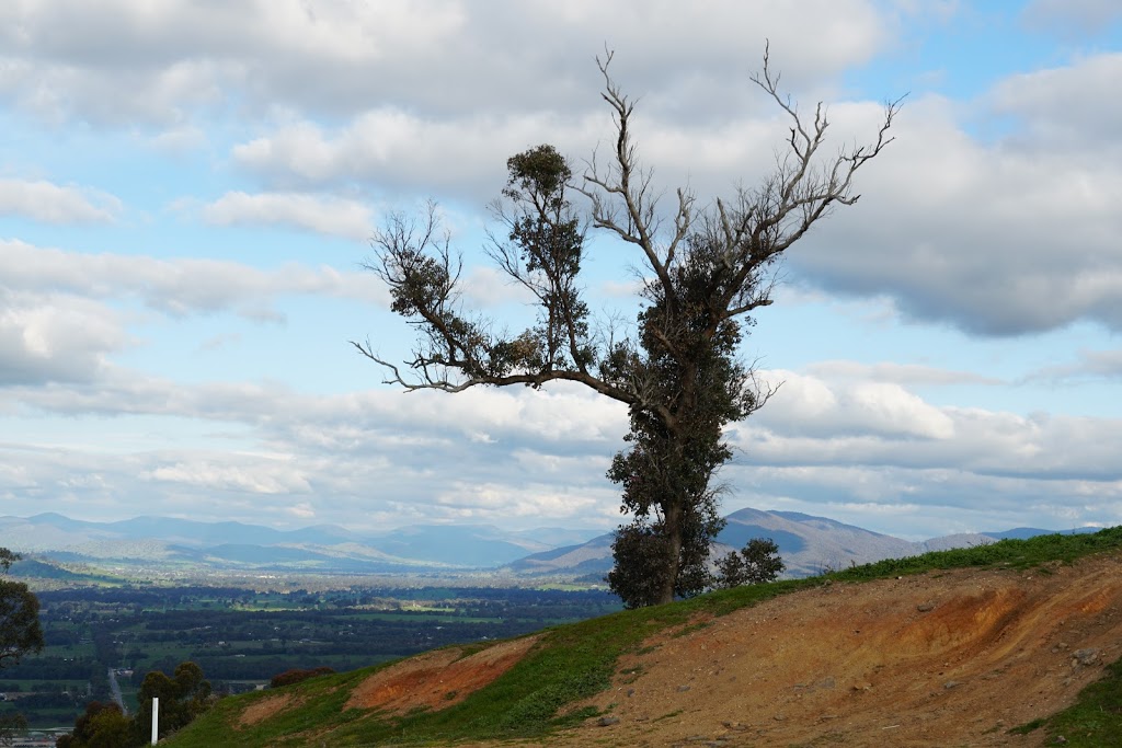 Huon Hill Lookout | tourist attraction | LOT 15, BAKERS Ln, Bandiana VIC 3694, Australia | 0260229300 OR +61 2 6022 9300