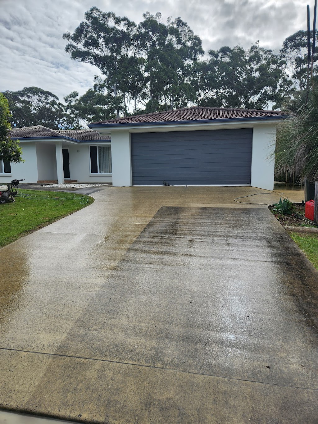 J&F pressure cleaning & softwashing | Blackbutt Ave, Sandy Beach NSW 2456, Australia | Phone: 0434 522 797
