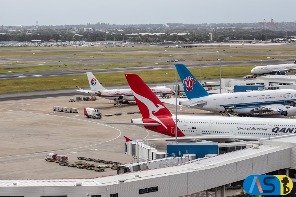Michael Kors | 747 Airport Drive Sydney Airport, T1 B2-923, Mascot NSW 2020, Australia | Phone: (02) 9693 5666