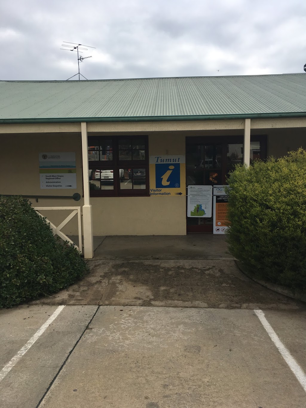 Tumut Visitor Centre | travel agency | 1 Adelong Rd, Tumut NSW 2720, Australia | 0269477025 OR +61 2 6947 7025