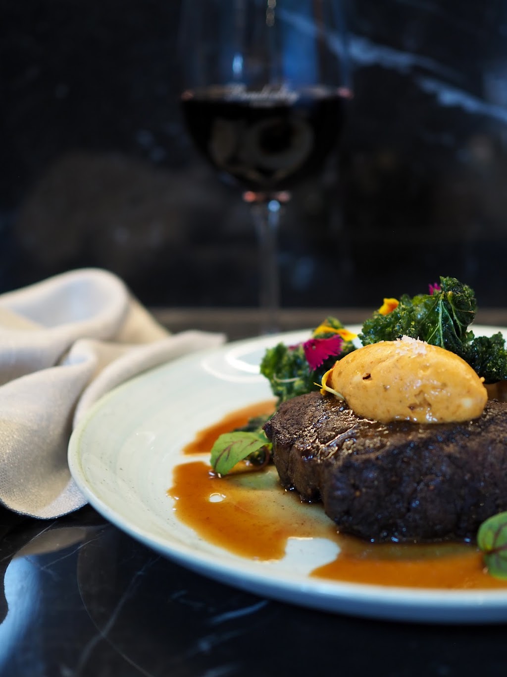 Leos by Night | 3020 Old Hume Hwy, Berrima NSW 2577, Australia | Phone: (02) 4868 8788