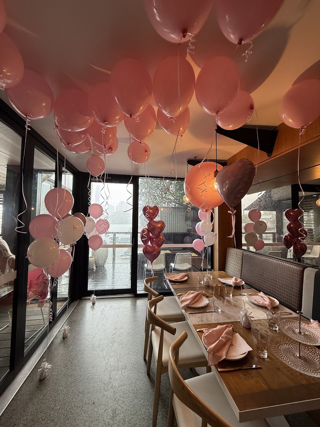 Hug & Kiss - Luxury Custom Balloons | 14 Mason St, Southport QLD 4215, Australia | Phone: 0435 332 510