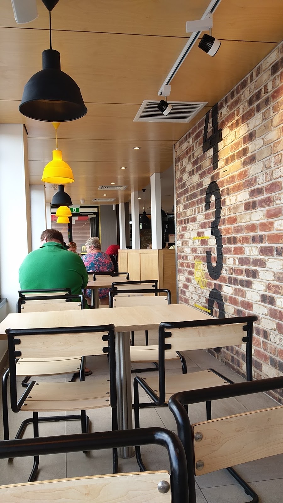 McDonalds Kingaroy | meal takeaway | 209 Haly St, Kingaroy QLD 4610, Australia | 0741627655 OR +61 7 4162 7655