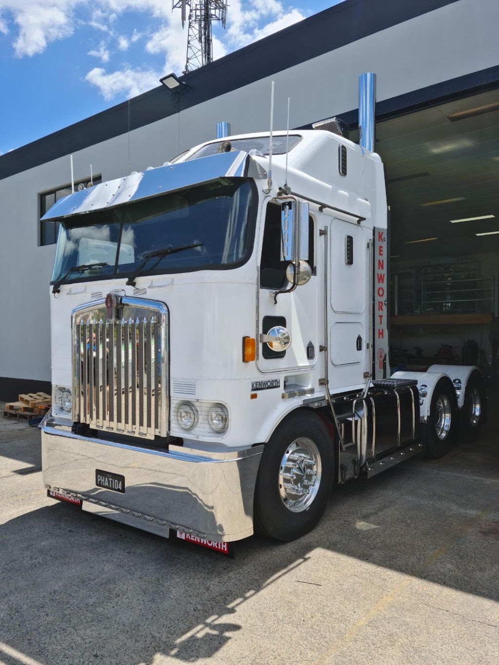 Juniours Haulage Pty Ltd | 13 Tomlinson St, Yarrabilba QLD 4207, Australia | Phone: 0409 062 048