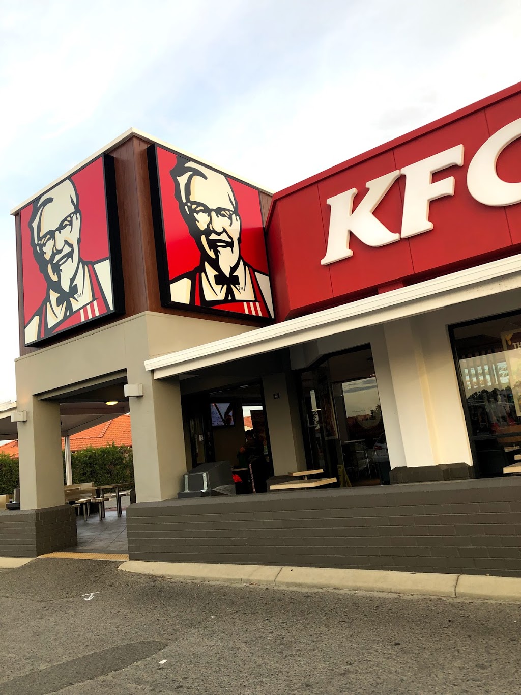 KFC Beechboro | meal takeaway | 302-304 Benara Rd, Morley WA 6062, Australia | 0893771272 OR +61 8 9377 1272