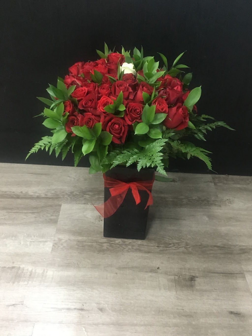 Dandenong central florist | 48 Spring Square, Hallam VIC 3977, Australia | Phone: (03) 9702 4031