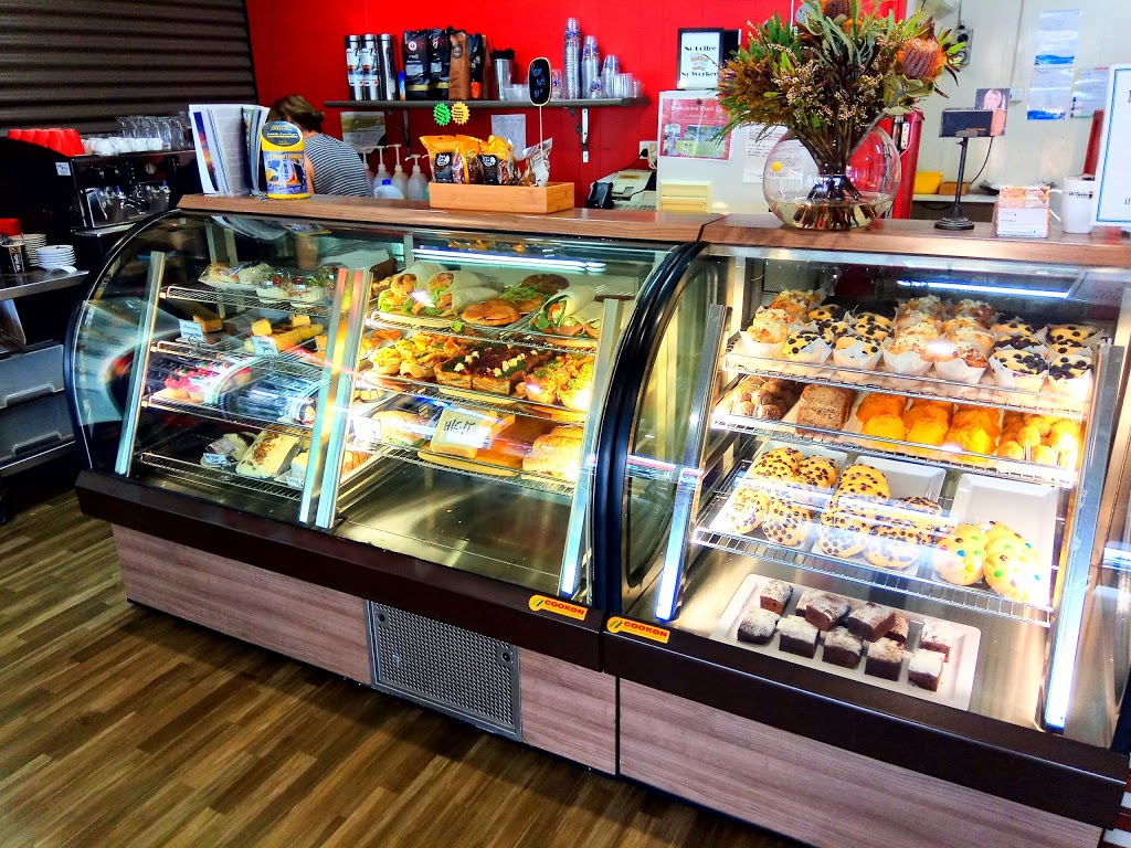 La Famille Cafe & Bakery | cafe | 53 Lyons St, Mundubbera QLD 4626, Australia | 0741654495 OR +61 7 4165 4495