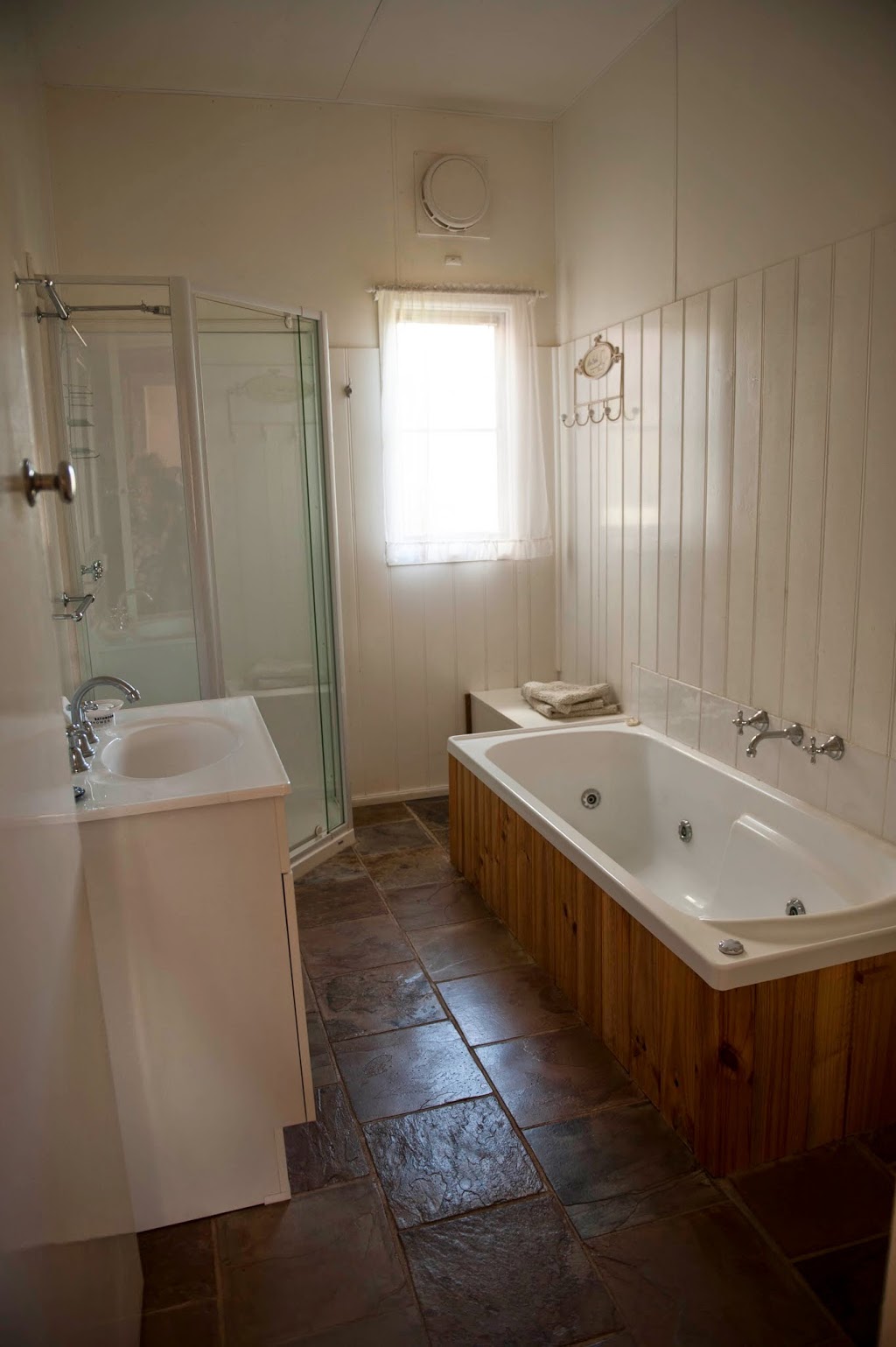 Buchan Farmhouse Accommodation | 51 Old Basin Rd, Buchan VIC 3885, Australia | Phone: (03) 5155 9394