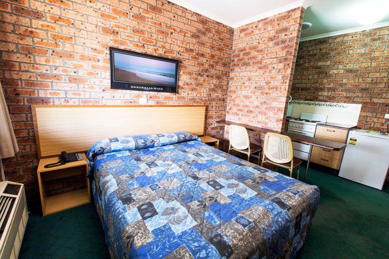 Country Comfort Motto Farm Motel (Newcastle Airport) | cafe | 2285 Pacific Hwy, Heatherbrae NSW 2324, Australia | 0249871211 OR +61 2 4987 1211