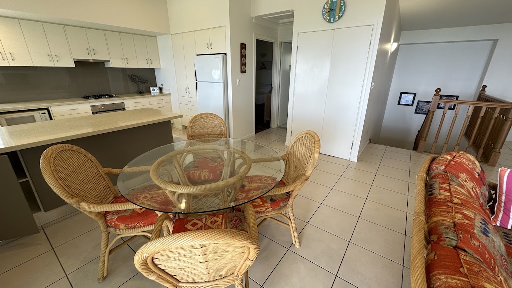 Que Sera Beach house | 25 Mooloomba Rd, Point Lookout QLD 4183, Australia | Phone: (07) 3415 3949