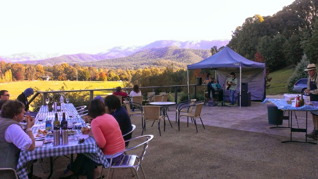 Ringer Reef Winery | tourist attraction | 6835 Great Alpine Rd, Porepunkah VIC 3740, Australia | 0357562805 OR +61 3 5756 2805