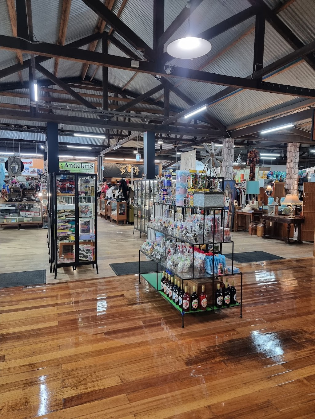 Ballarat Vintage and Collectables Market |  | M8/9367B National Highway, Warrenheip VIC 3352, Australia | 0353347216 OR +61 3 5334 7216