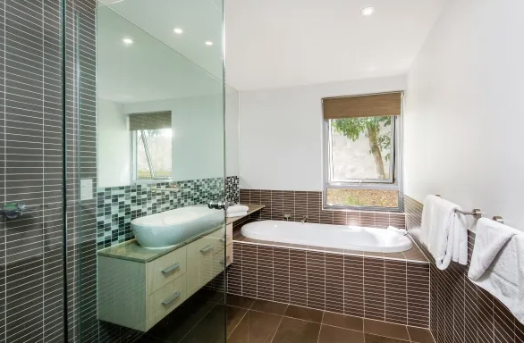Waves #1 Beach Hotel Stradbroke Island | 164 Dickson Way, Point Lookout QLD 4183, Australia | Phone: (07) 3415 3949