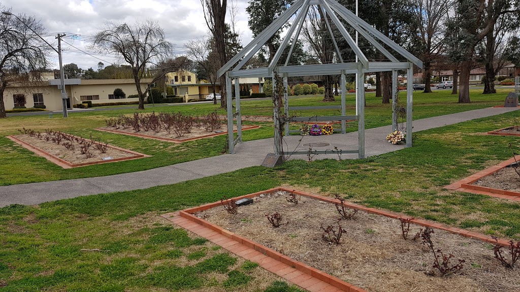 Queanbeyan Memorial Rose Garden | 17 Antill St, Queanbeyan NSW 2620, Australia