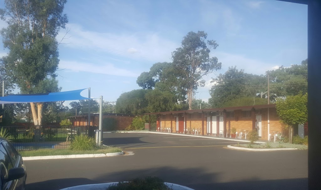 Silver Oaks Motel | 1 Castlereagh St, Gilgandra NSW 2827, Australia | Phone: (02) 6847 0111