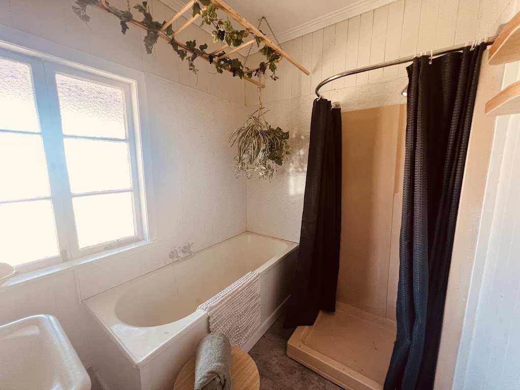 Bottle Tree Cottage | 33 Wicks St, Cunnamulla QLD 4490, Australia | Phone: 0414 760 941