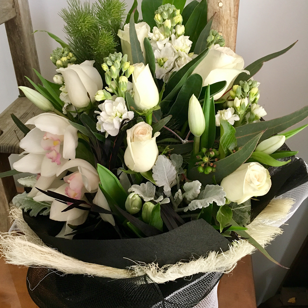 Flowers By Deb | 38 Spirited Circuit, Craigieburn VIC 3034, Australia | Phone: 0400 811 947