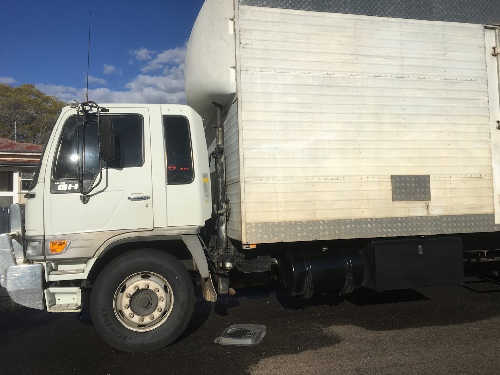 Siluet Removals | moving company | 10 Bernard St, Newtown QLD 4350, Australia | 0406155357 OR +61 406 155 357