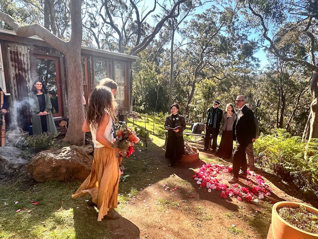 Love In The Mountains | 45 Davidson Rd, Leura NSW 2780, Australia | Phone: 0400 550 919