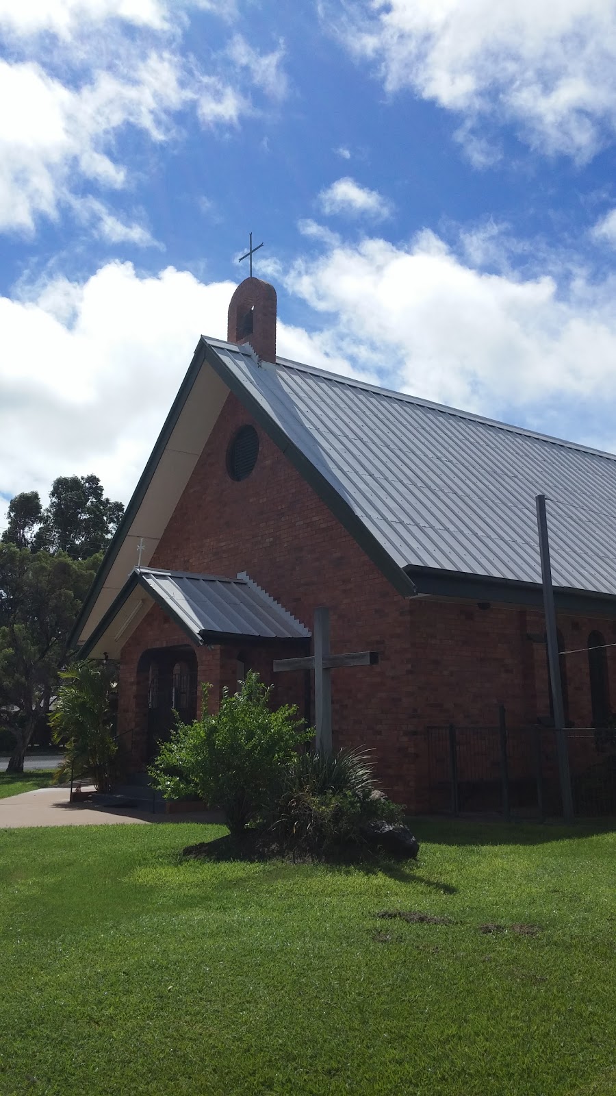 Saint Lukes Anglican Church | church | 40 Theresa St, Emerald QLD 4720, Australia | 0749821802 OR +61 7 4982 1802