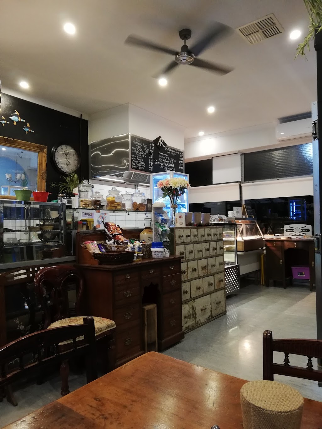Amber Rose Antique & Food Store | cafe | 239 Honour Ave, Corowa NSW 2646, Australia | 0260331545 OR +61 2 6033 1545