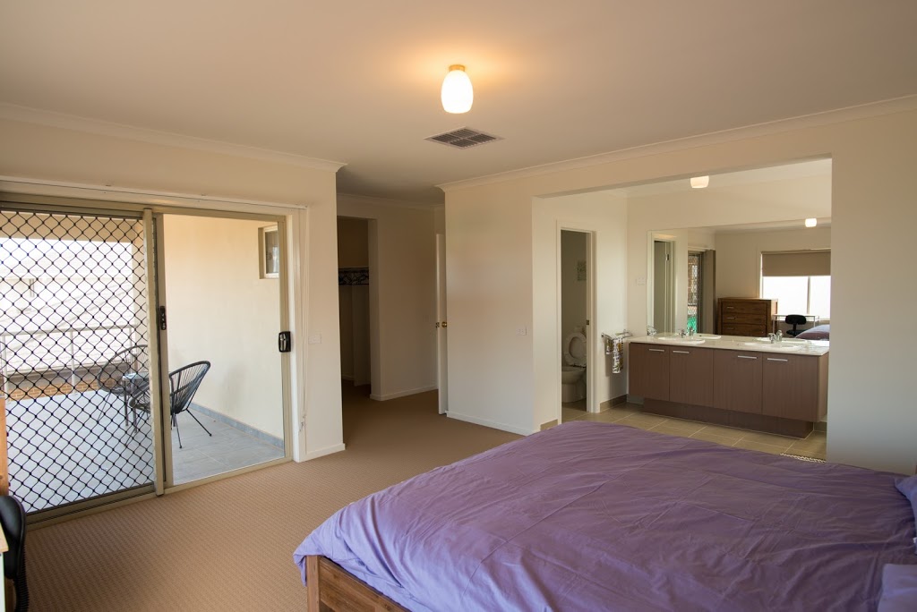 Apple House Point Cook | lodging | 41 Creston Street, Point Cook VIC 3030, Australia | 0425608238 OR +61 425 608 238