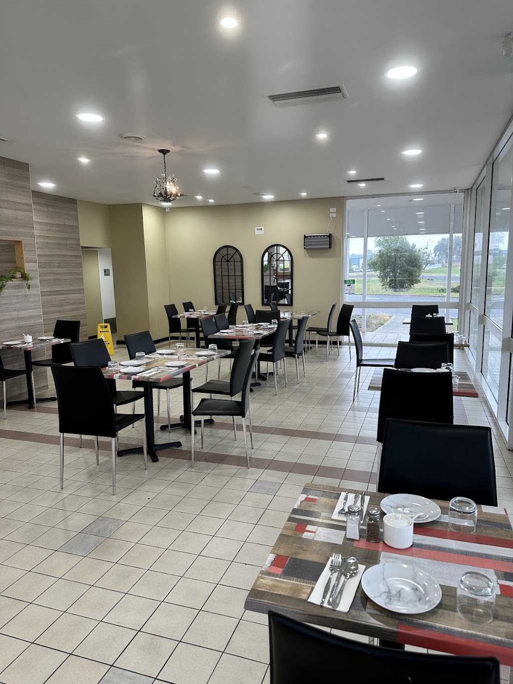 Dalchini café, bar and restaurant | 9389 National Highway M8, Warrenheip VIC 3352, Australia | Phone: (03) 5329 3323