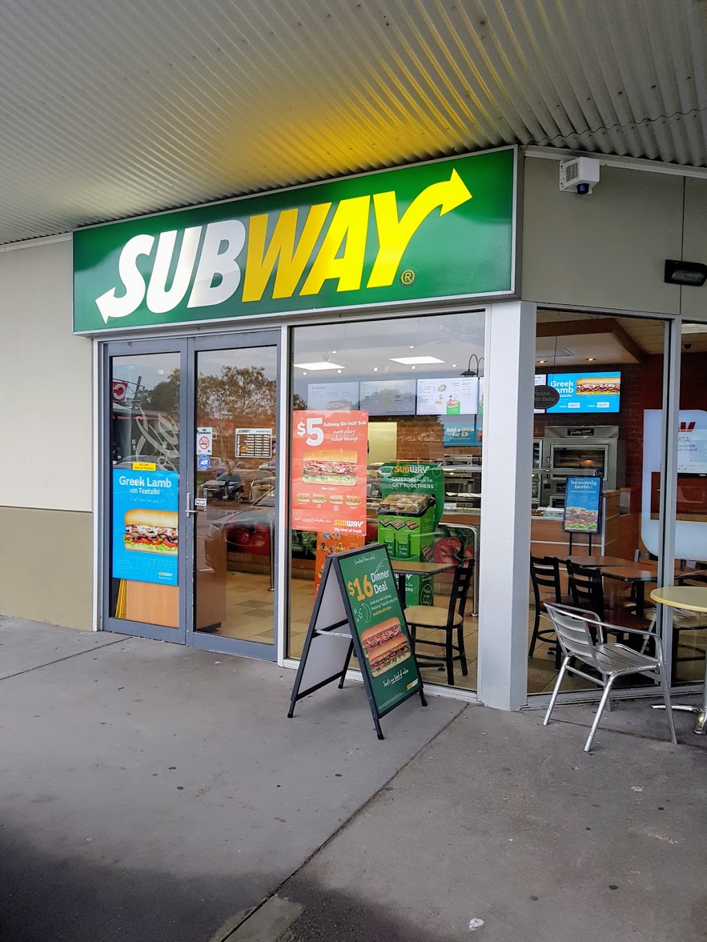 Subway | restaurant | Shop 16/215-225 Parkhill Dr, Berwick VIC 3806, Australia | 0397040400 OR +61 3 9704 0400