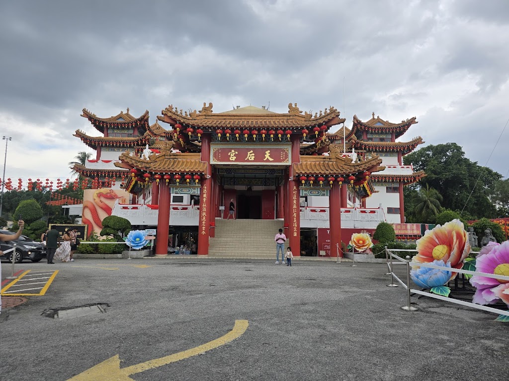 Holidazzle PTY LTD | 207 Belvedere Dr, Spring Mountain QLD 4300, Australia | Phone: 0435 072 578