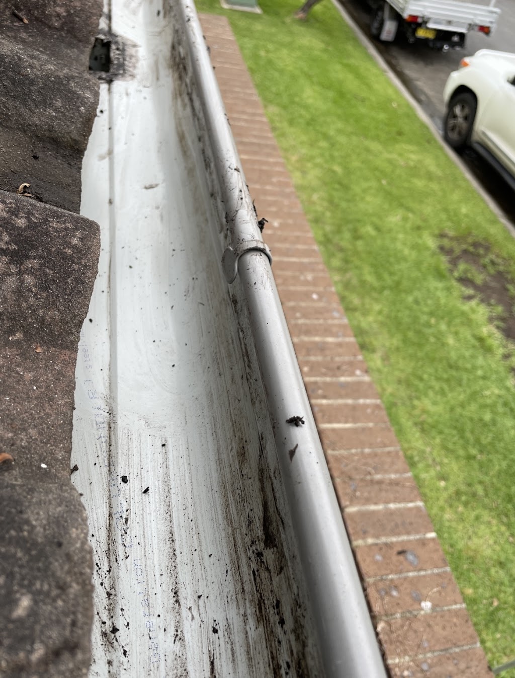 Blown Away Gutter Cleaning | 2/6 Wickfield Cct, Ambarvale NSW 2560, Australia | Phone: 0431 823 533