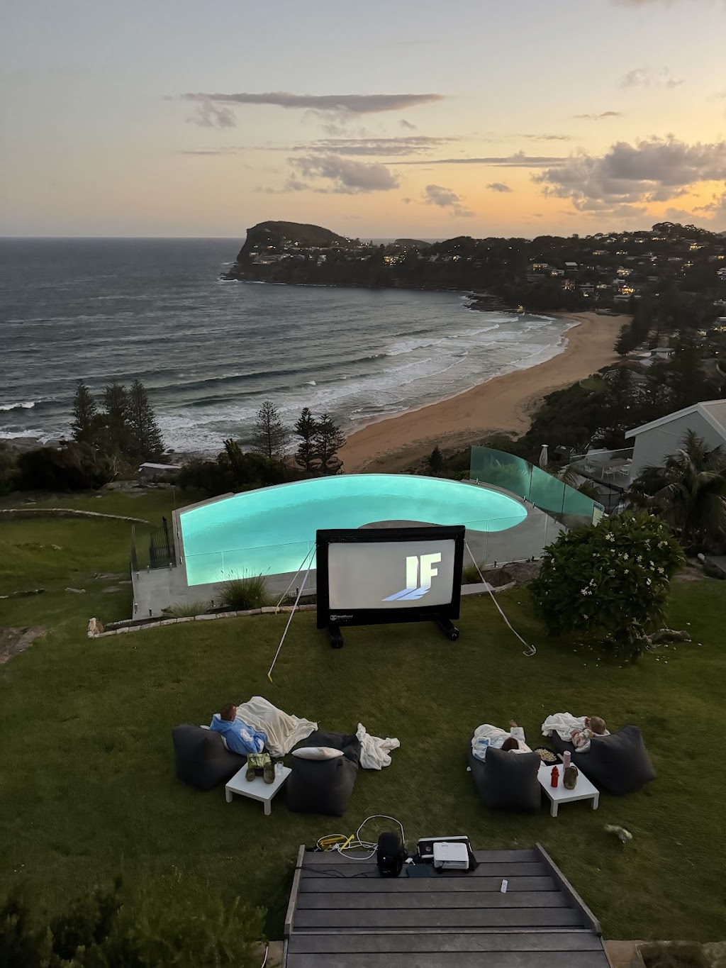 Whale Watch Special events and Holiday Rent | 21 Norma Rd, Palm Beach NSW 2108, Australia | Phone: 0447 014 011