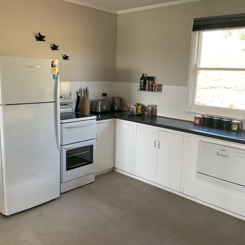 The Red Door Country Cottage | 45 Clyde Hill Rd, Bannockburn VIC 3331, Australia | Phone: 0406 091 970