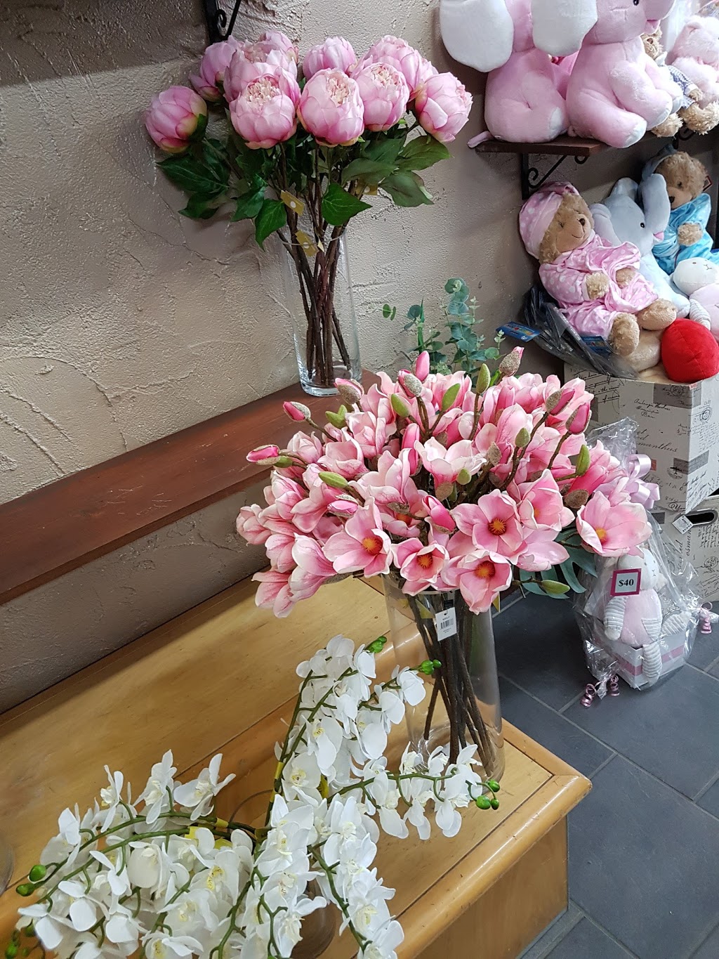 Pauline’s Flowers | 13 Borrack Square, Altona North VIC 3025, Australia | Phone: (03) 9391 8427