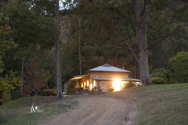Lyrebird Studio | lodging | Ellalong NSW 2325, Australia | 0288402852 OR +61 2 8840 2852