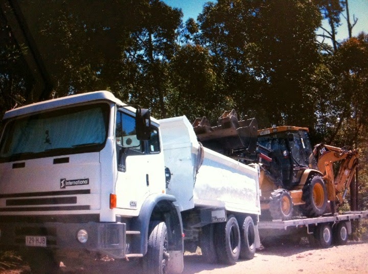 Connollys Backhoe Hire | 10 Riberry Ct, Bonogin QLD 4213, Australia | Phone: (07) 5569 2382