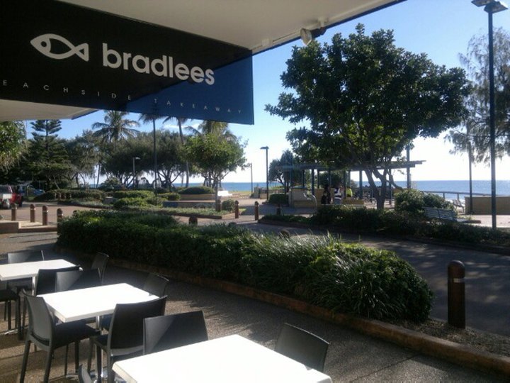 Bradlees Beachside Takeaway | meal takeaway | 2/53 Esplanade, Bargara QLD 4670, Australia | 0741592183 OR +61 7 4159 2183