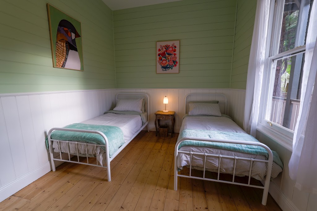 Ferntree Digs Cottage | 20 Ferntree Ave, Warburton VIC 3799, Australia | Phone: 0412 791 407