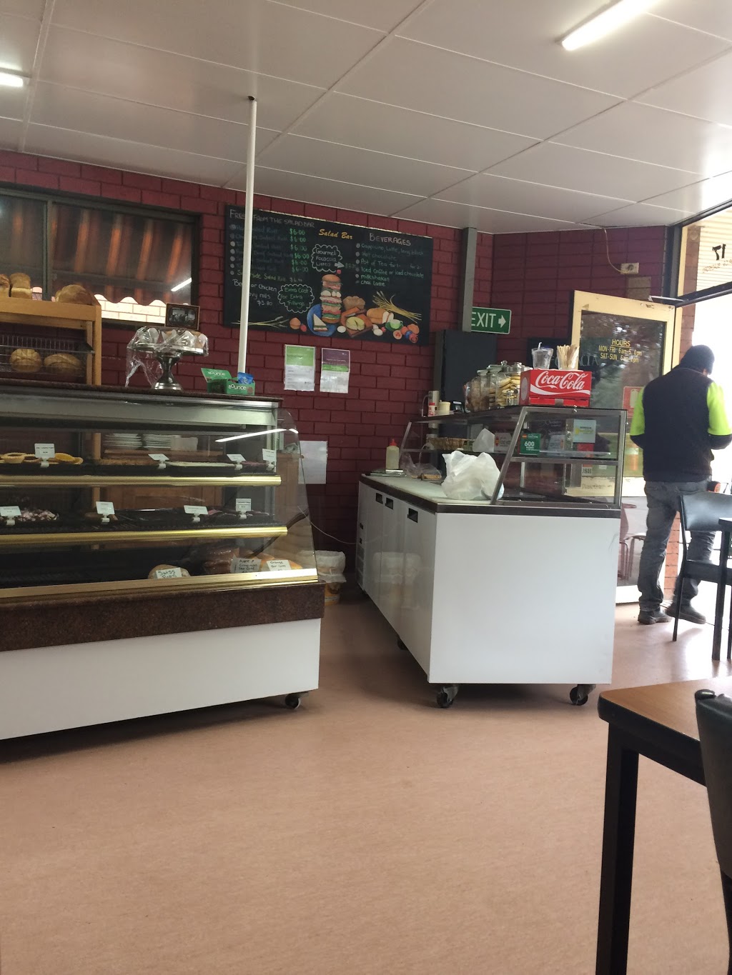 Tocumwal Hot Bake | bakery | 17 Deniliquin Rd, Tocumwal NSW 2714, Australia | 0358742480 OR +61 3 5874 2480