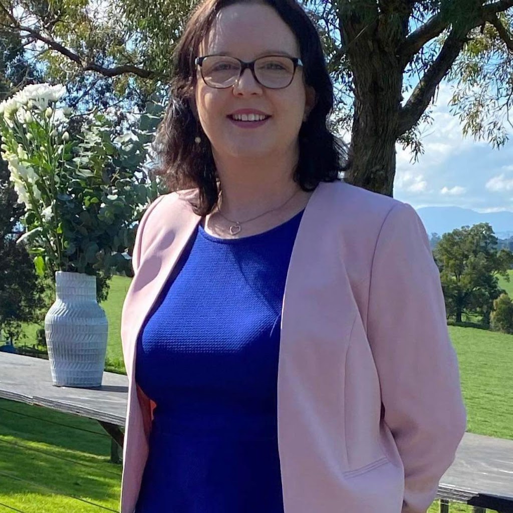 Michelle Connor Inspiring Bliss - Marriage Celebrant | 44 Goynes Rd, Epsom VIC 3551, Australia | Phone: 0417 147 309