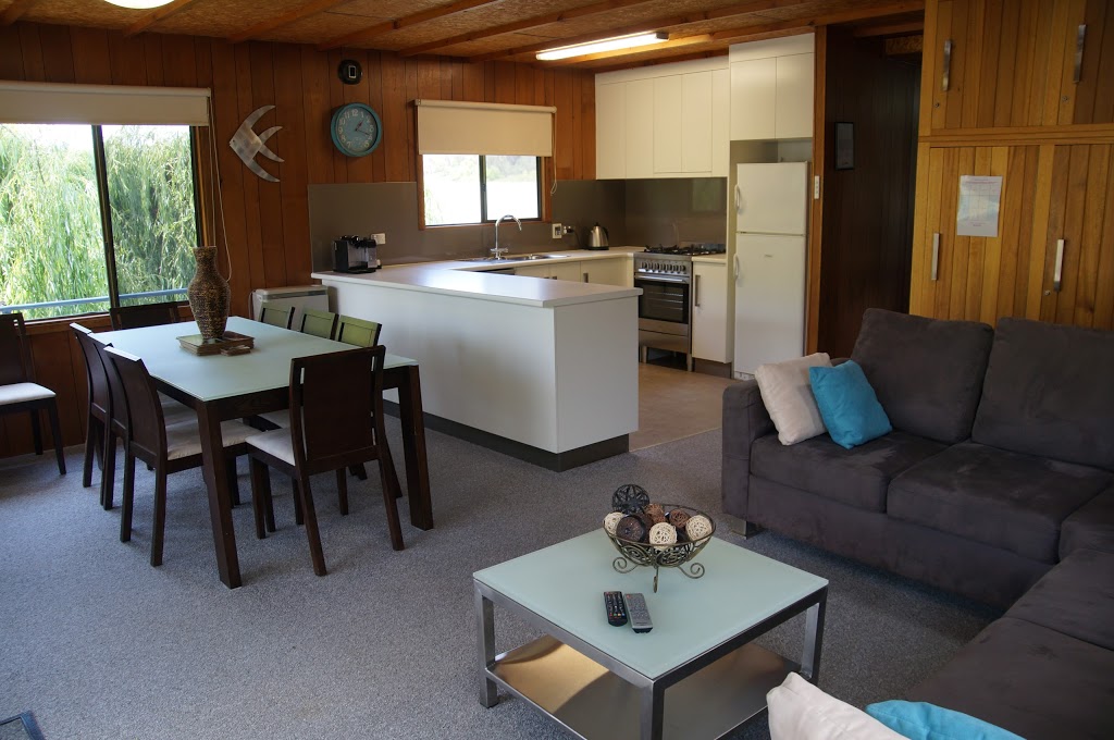 Boats and Bedzzz Houseboat Stays | lodging | 42 James Ave, Renmark SA 5341, Australia | 0429865749 OR +61 429 865 749
