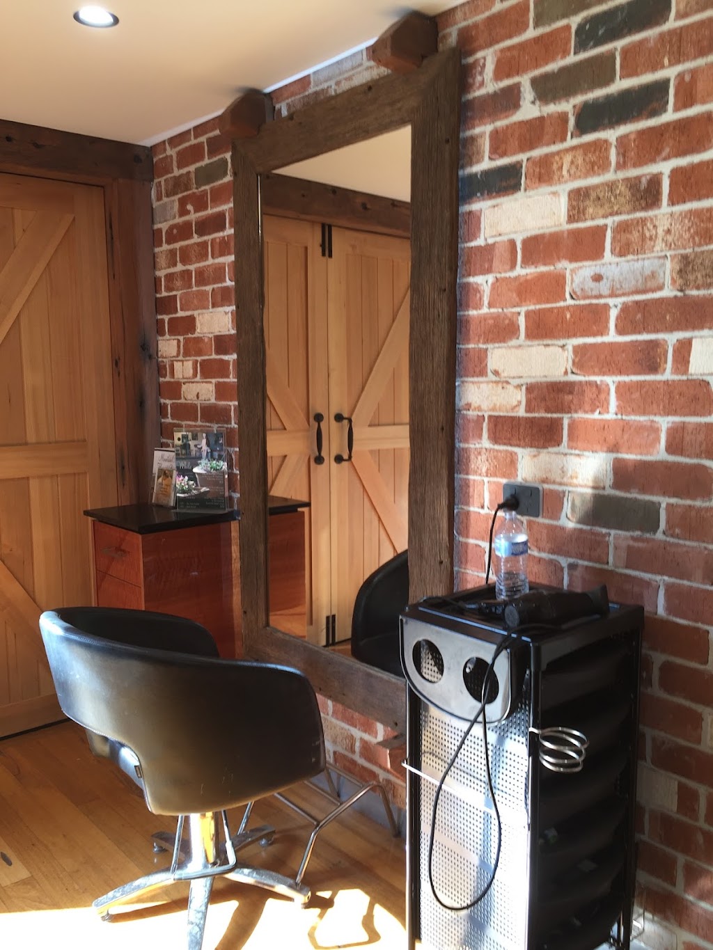 Mountain Chic Hair and beauty | 11 Boise Ct, Tamborine Mountain QLD 4272, Australia | Phone: 0458 262 401