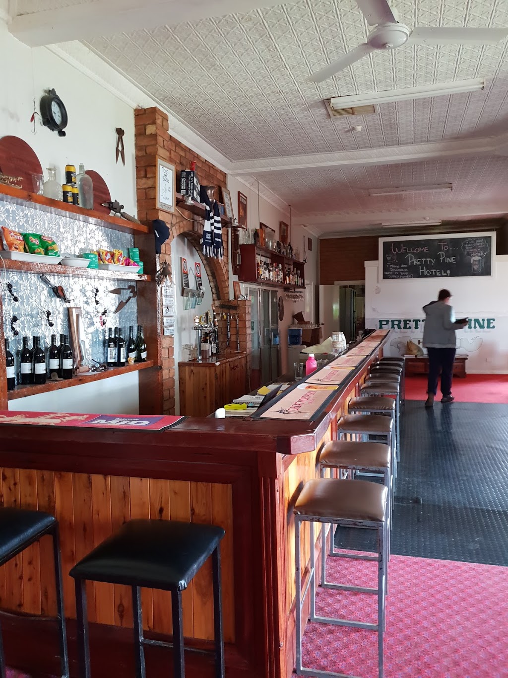 Pretty Pine Hotel | Cobb Hwy & Pretty Pine Rd, Deniliquin NSW 2710, Australia | Phone: (03) 5882 3564