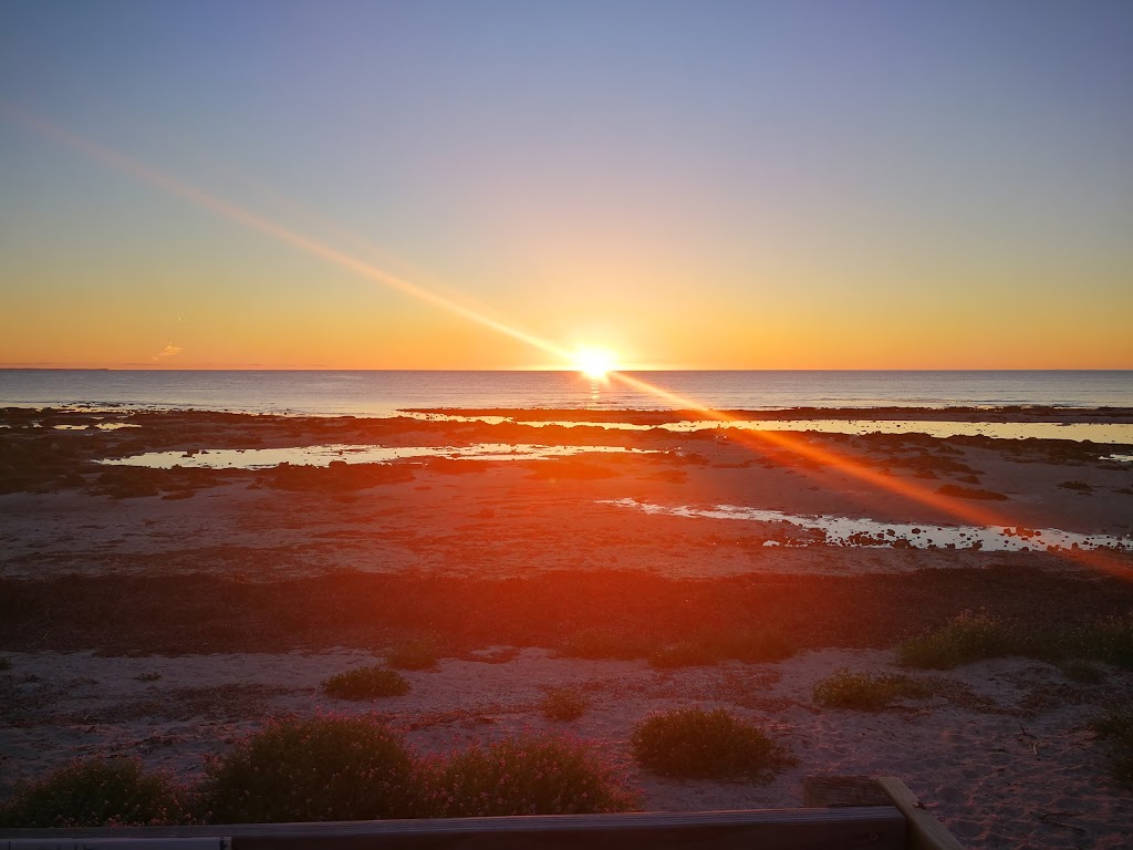 Wilde Retreat - On The Beach | 12 N Shore Rd, Hardwicke Bay SA 5575, Australia | Phone: (08) 8854 6500